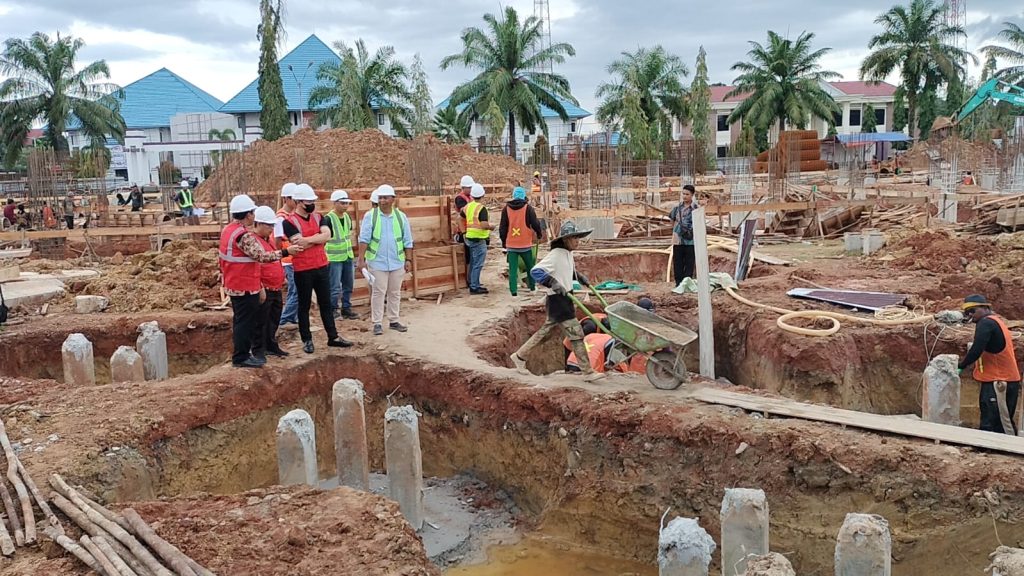 Bupati Kapuas Hulu didampingi Plt. Kadis PUPR meninjau lokasi pembangunan gedung satu atap Kabupaten Kapuas Hulu